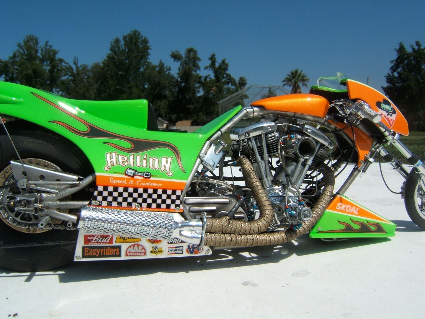 harley-davidson-top-fuel-1-4-mile-drag-bike-under-glass-model-cars